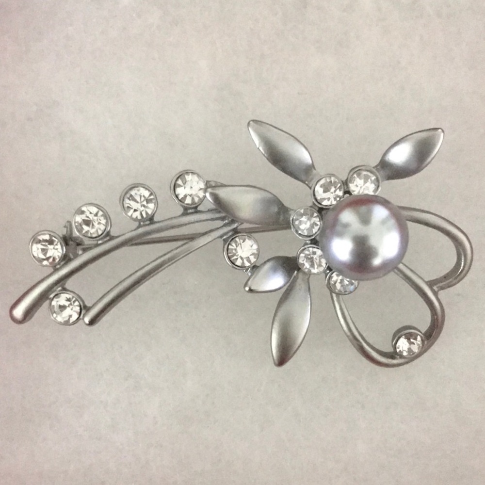 Beautiful silver tone floral brooch